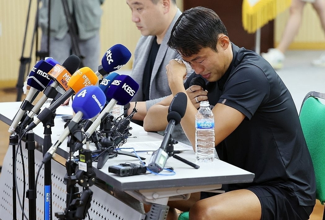 弗里克发布会期间手表弹出通知，收到来自特尔施特根的信息