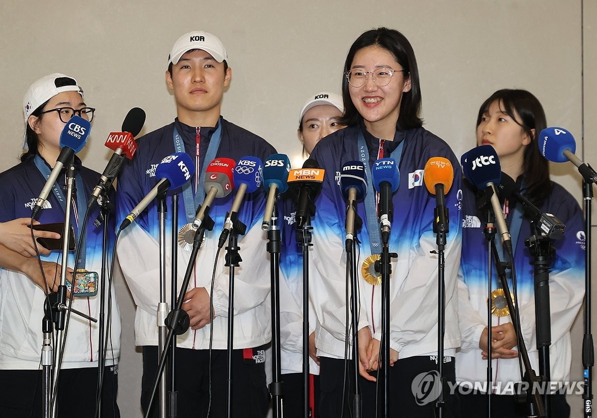 布伦森已返回更衣室，本场继续出战成疑