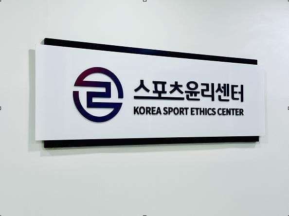 哈登次节1中0仅靠罚球得到2分 快船半场56-61落后火箭