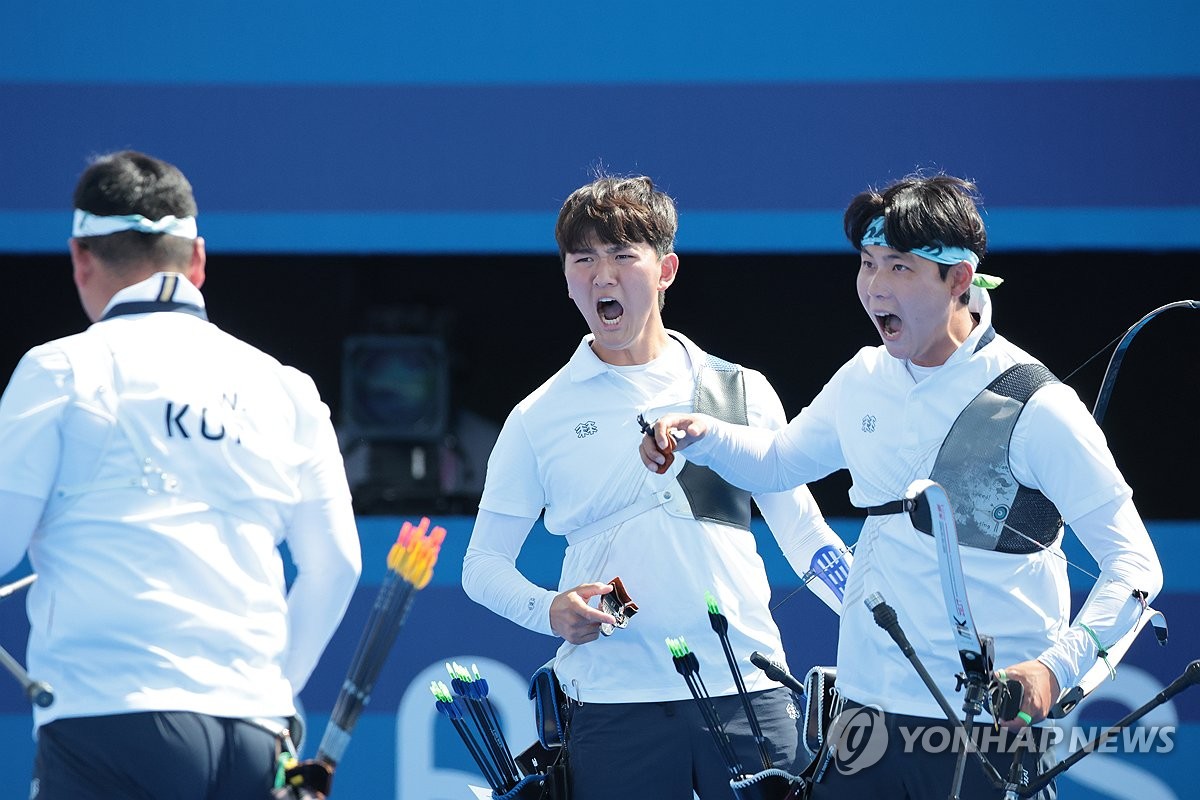 ⚽德甲半场：埃姆雷詹染红 李在成破门+送点 美因茨暂2-1十人多特