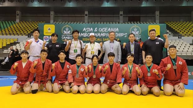 忙里偷闲，穆西亚拉和奥利塞现场观战NBA圣诞大战