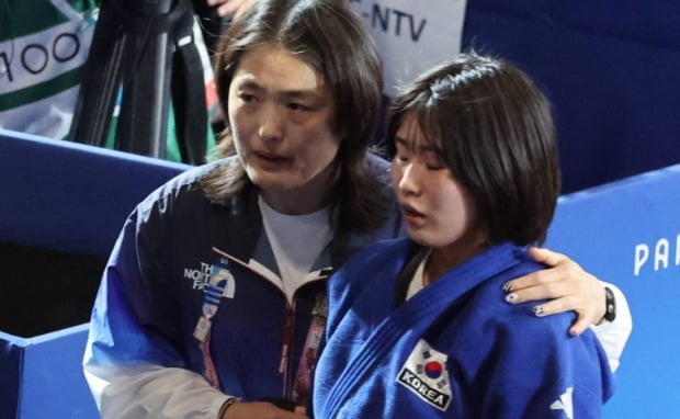 00后首人！维尼修斯获世界足球先生 安切洛蒂年度最佳教练