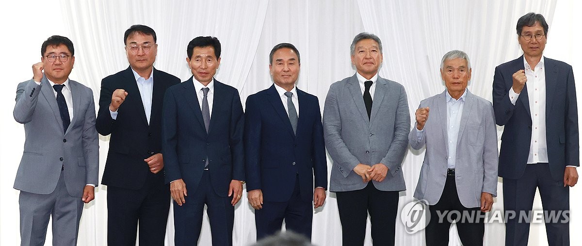 对比明显！乔治半场9中1手感冰凉 恩比德7中5高效16分