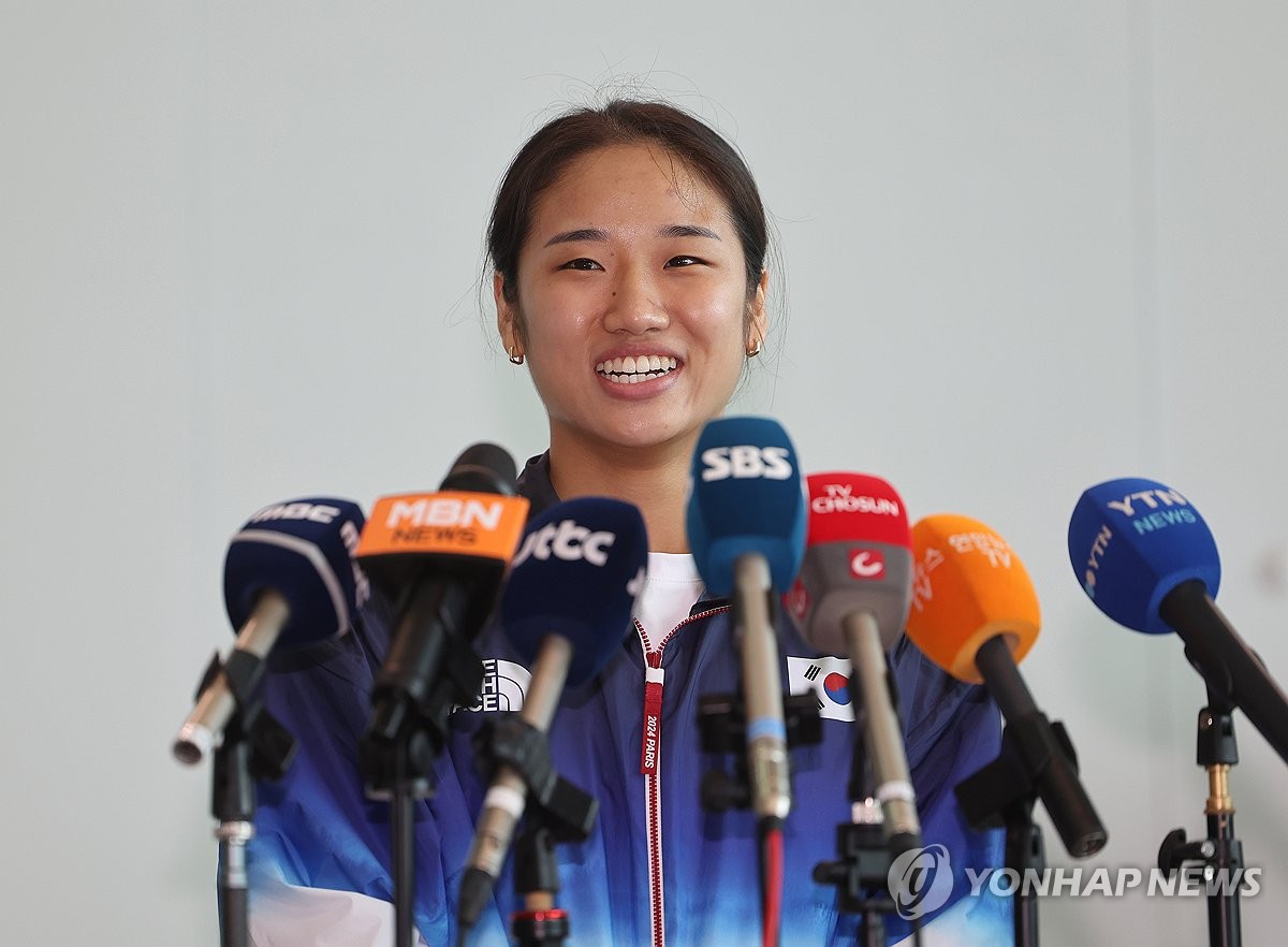 不走运！格威反击中扭伤膝盖，示意换人后返回了更衣室