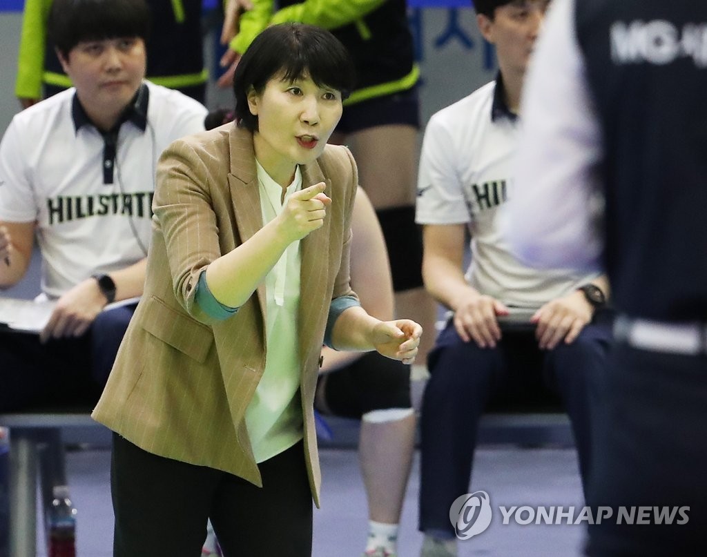 ‍♂️回应金球奖评选？维尼修斯戴帽后“摊手”庆祝