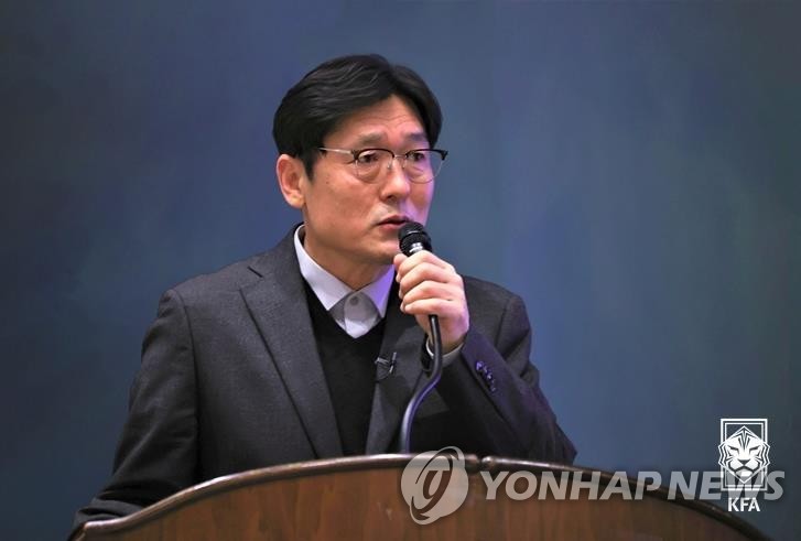 拜仁全队唱圣诞歌 凯恩唱着唱着绷不住了