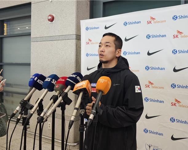 莱万：我没有和什琴斯尼说话，我跟他没什么可说的
