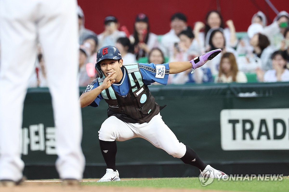 三连冠功勋退役，伊涅斯塔获赠西班牙队131场纪念球衣