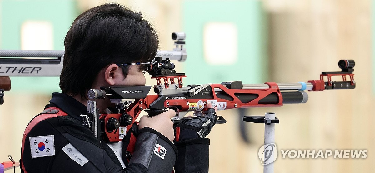 队友掉鞋坚持护球 卢克曼爆射踢偏挥霍反击良机