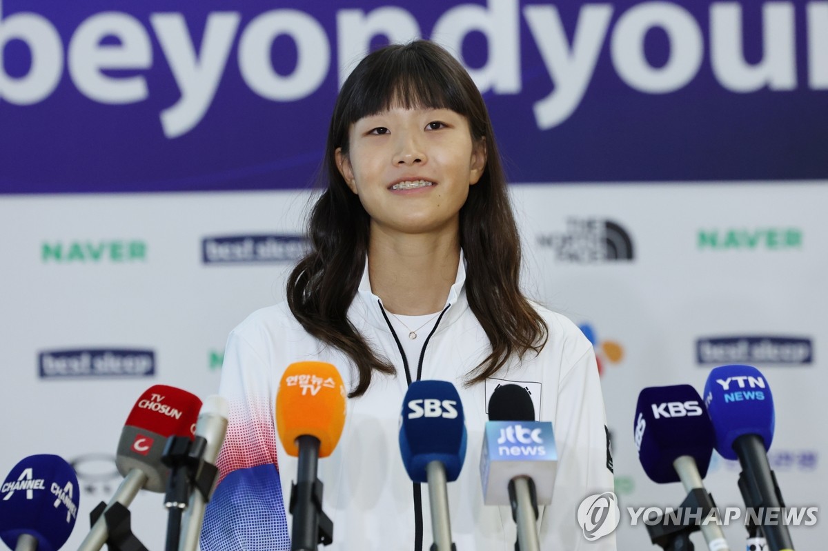 队友掉鞋坚持护球 卢克曼爆射踢偏挥霍反击良机
