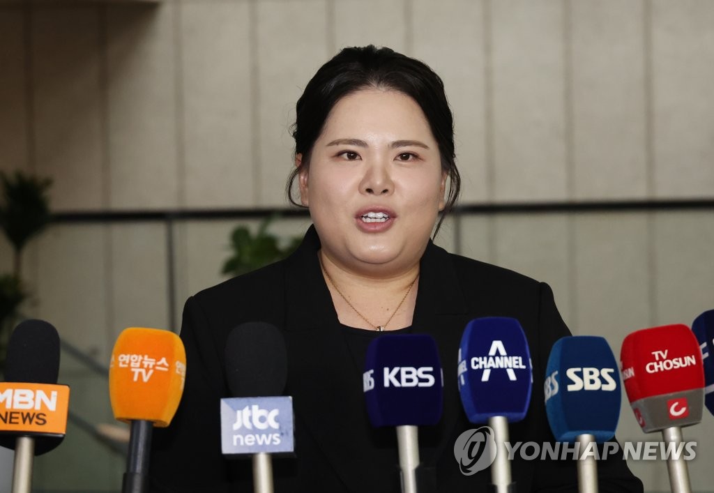 老虎出笼！罗克取得加盟贝蒂斯后首球 进球后狂吻球队队徽
