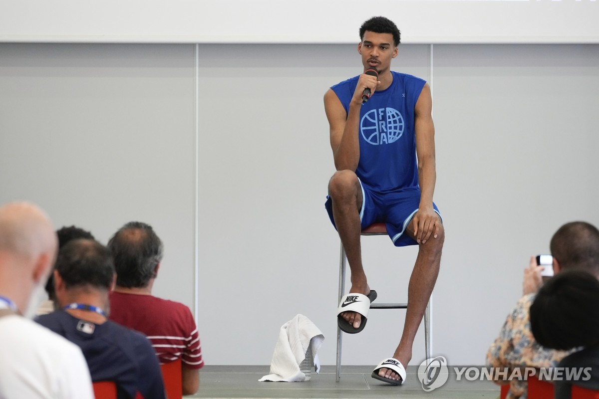 今日骑士vs爵士赛前，再次出现工作人员修篮筐推迟比赛情况